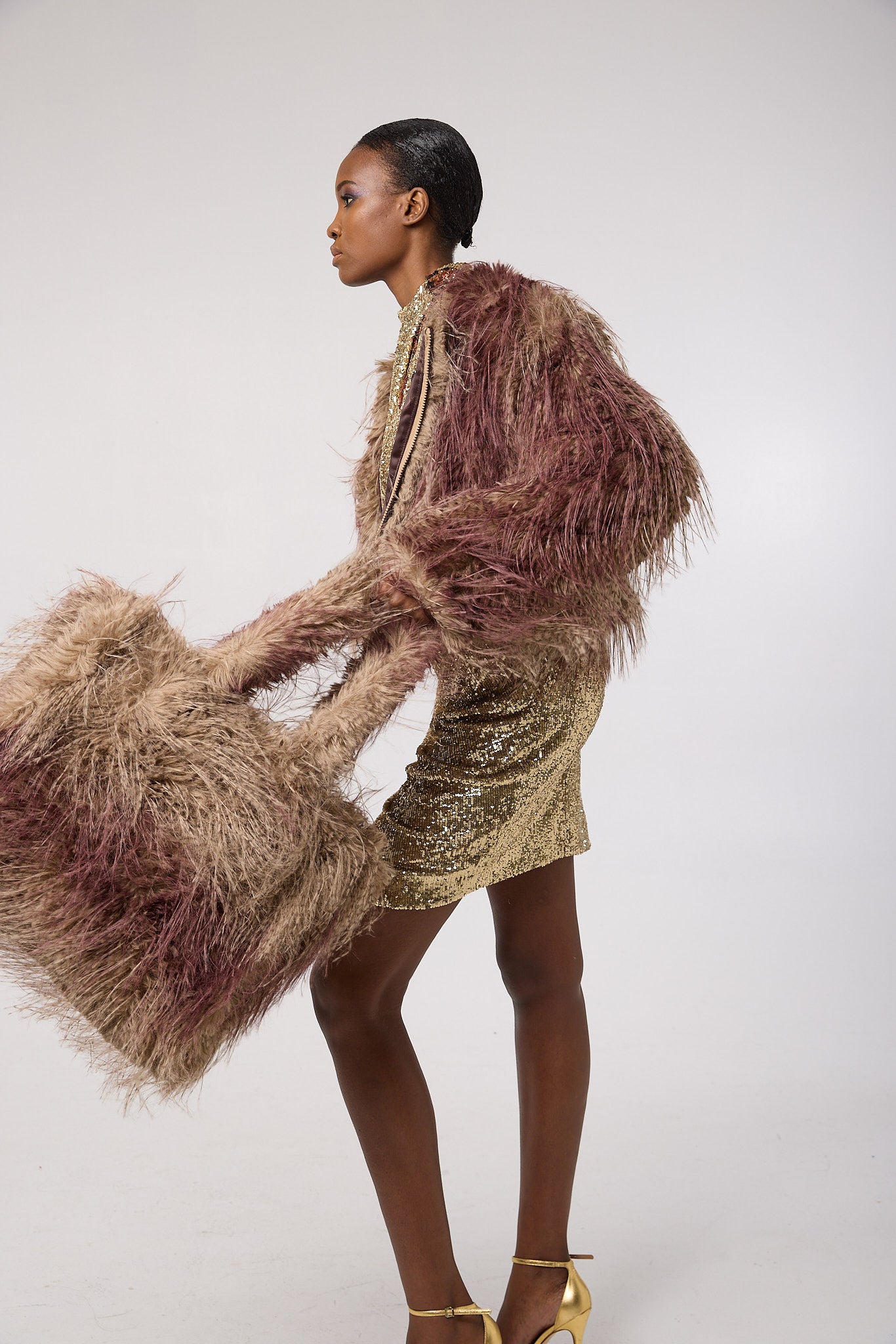 Editorial shot — Oversized Tote in Ostrich styled with a model, showcasing the bag’s roomy silhouette and luxurious textured finish as part of a chic, everyday look.